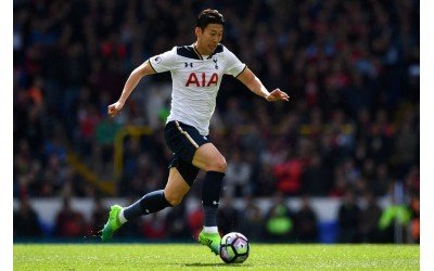 Son Heung-min mang giày gì trên sân cỏ?